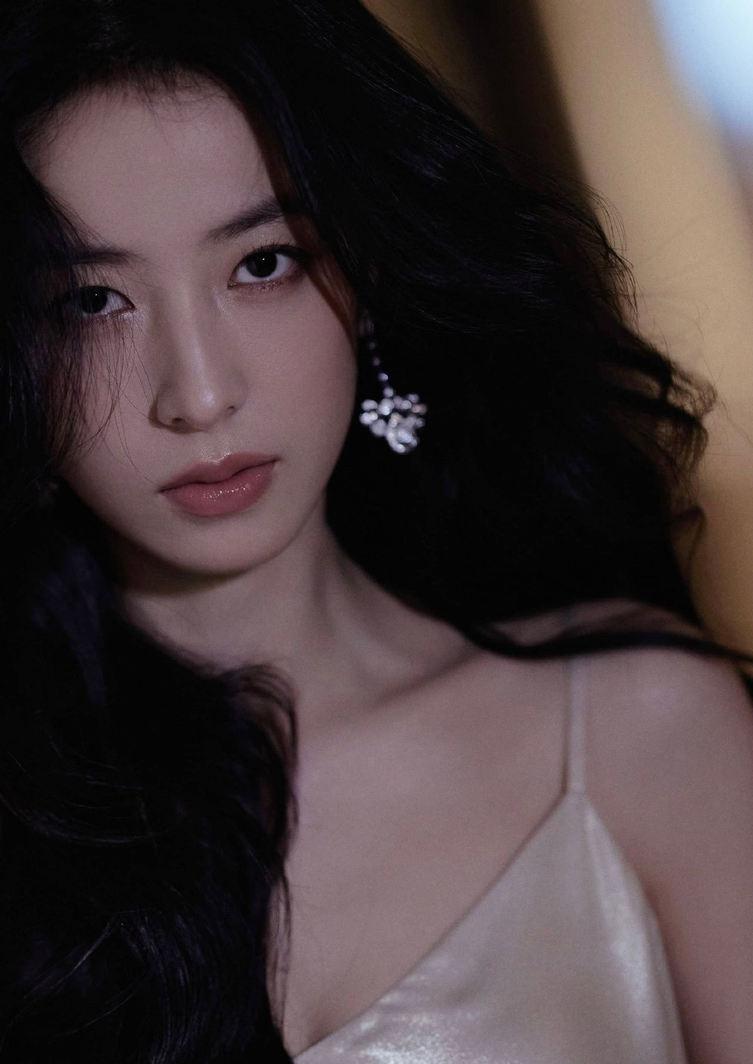 周雨彤身着香槟色吊带裙，优雅诠释柔美与精致​​​