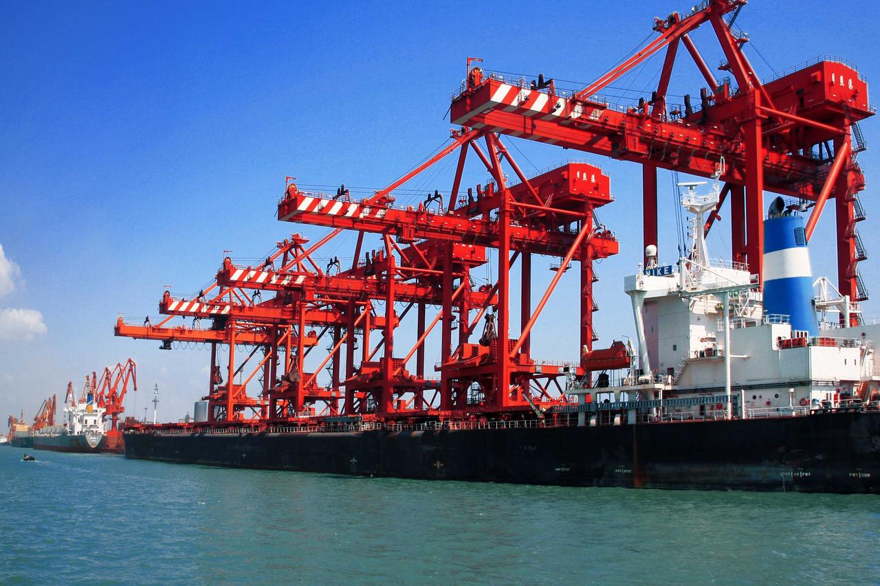 东南亚各国能源全面告急，关键时刻中国出手了！据彭博社报道，尽管中国在2026