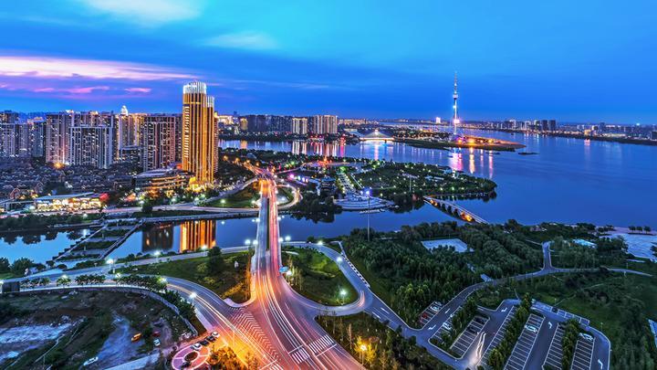 2015年10月，临沂房价均价4312元；2016年10月，临沂房价均价451