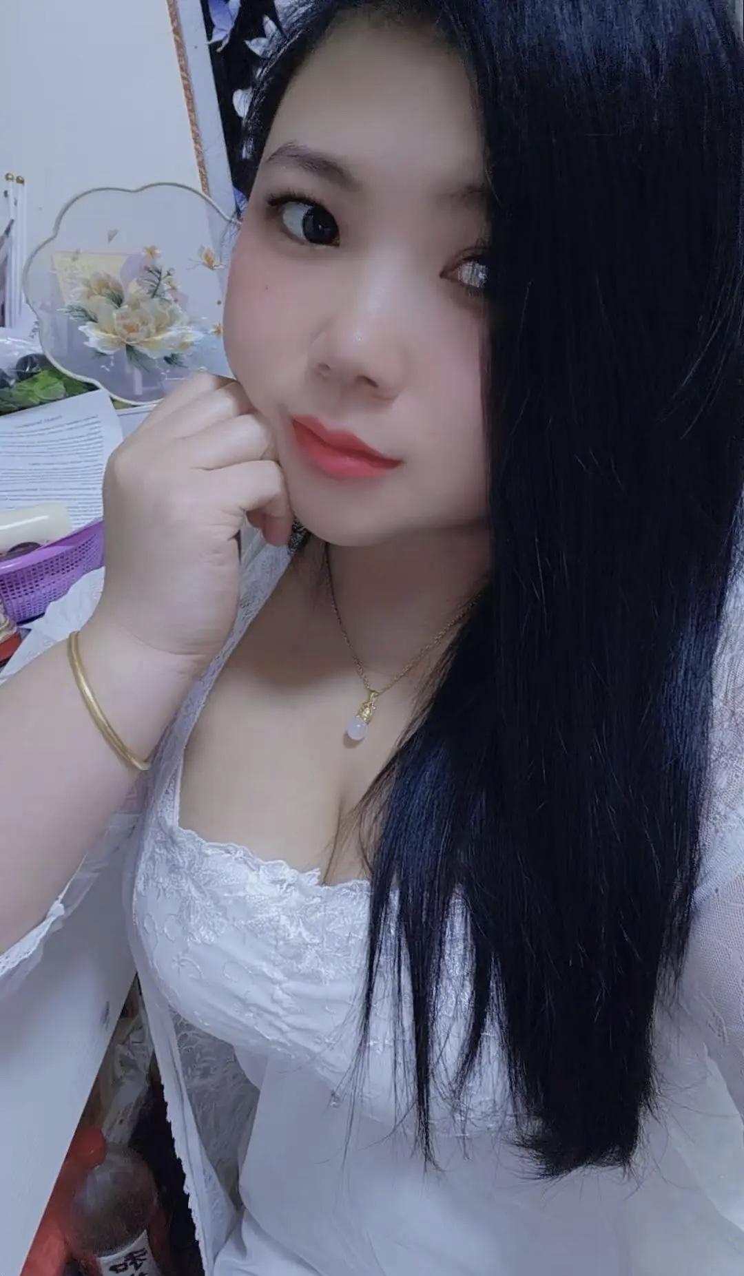 一个40多岁的离异女人想找个再婚对象，要求对方全款买房加名，每个月工资上交，这