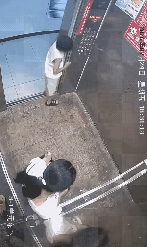 湖北仙桃电梯打输女子，完美诠释了，很多女人：本事没有，脾气倒是挺大！近日，仙桃