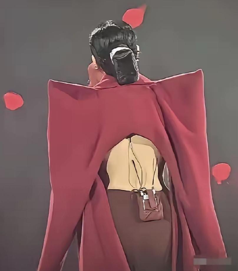 妈呀！这个露背装！[捂脸哭]整个造型真的非常难看，服装设计师不知道是咋想的，前