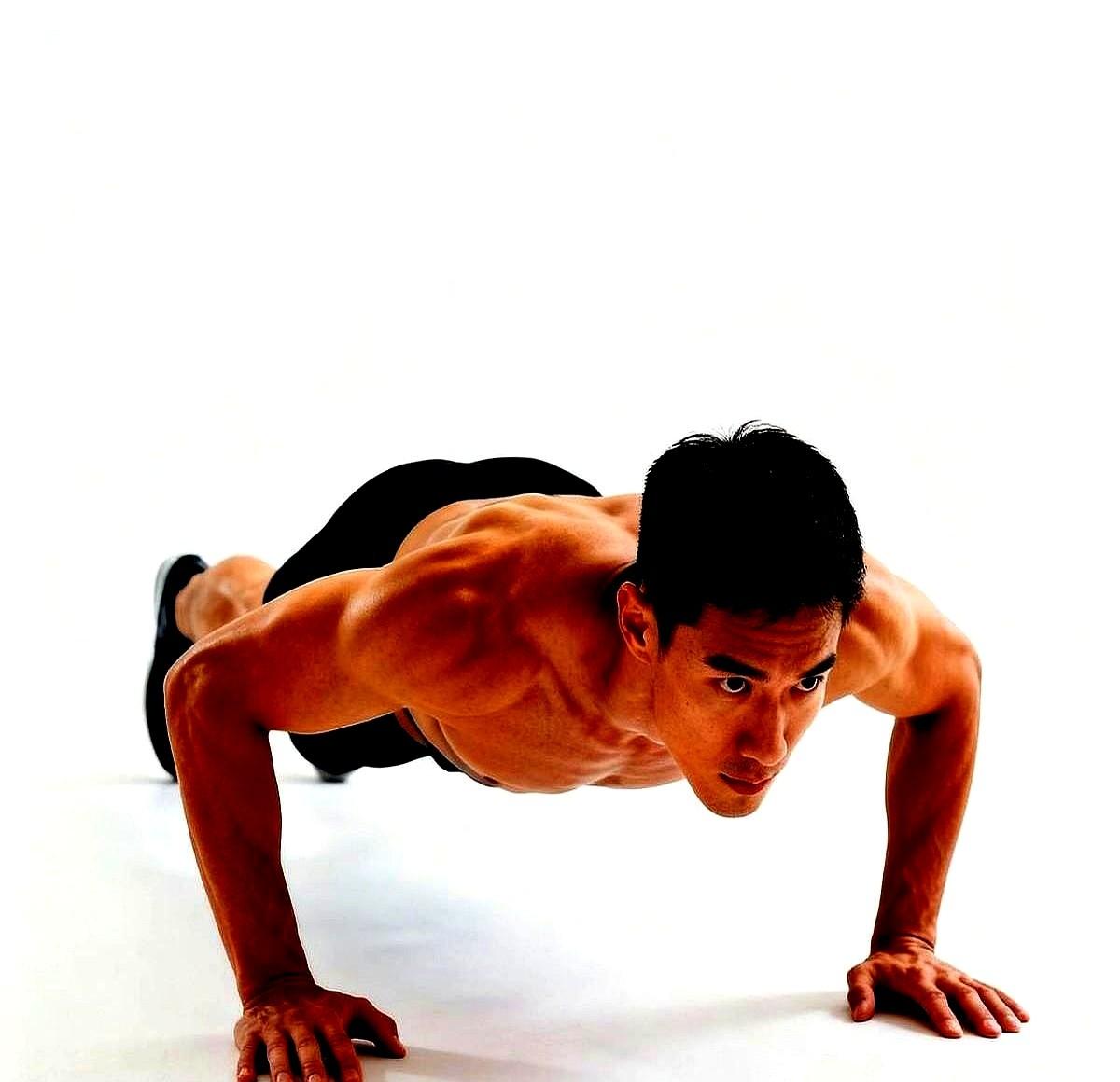 “每天10个俯卧撑，坚持半年腹肌没影，膝盖先罢工”——健身教练阿Ken的朋友圈截