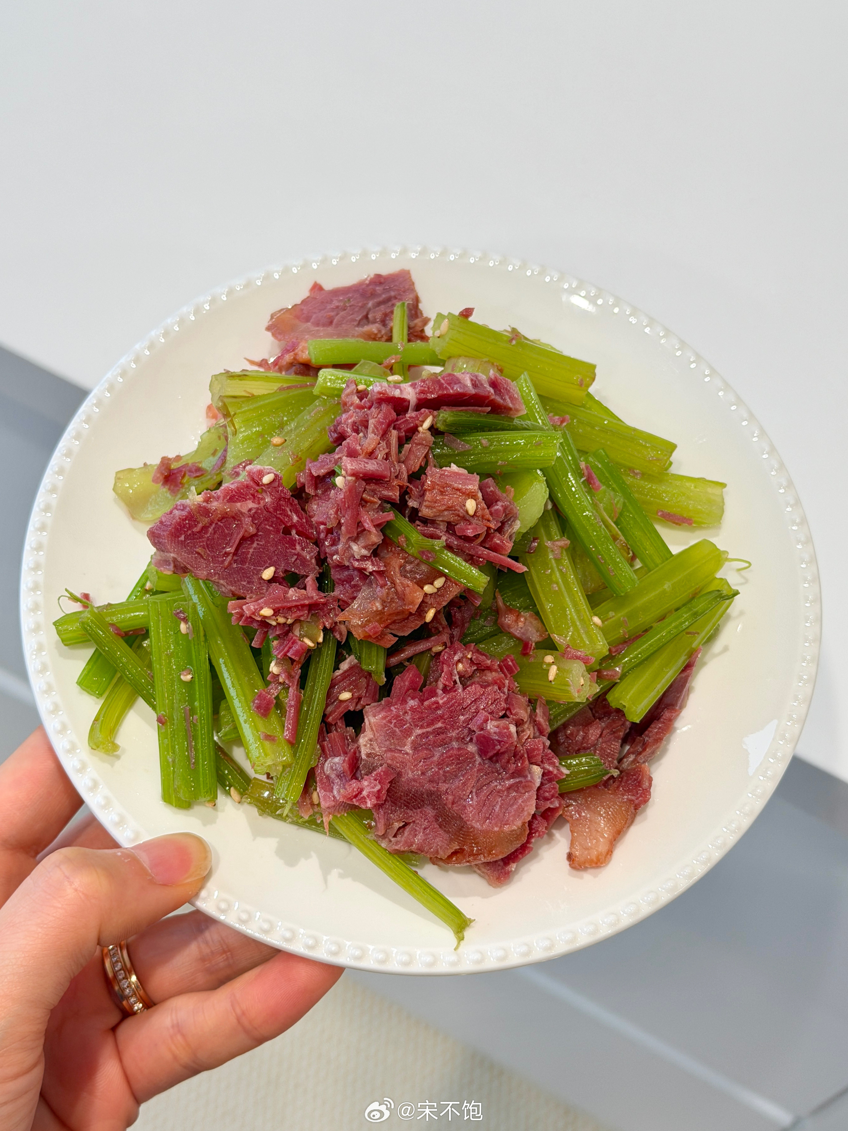 最近吃这个芹菜拌牛肉很上瘾，芹菜焯一下水过凉，加点酱牛肉，加点醋、花椒油、白芝麻