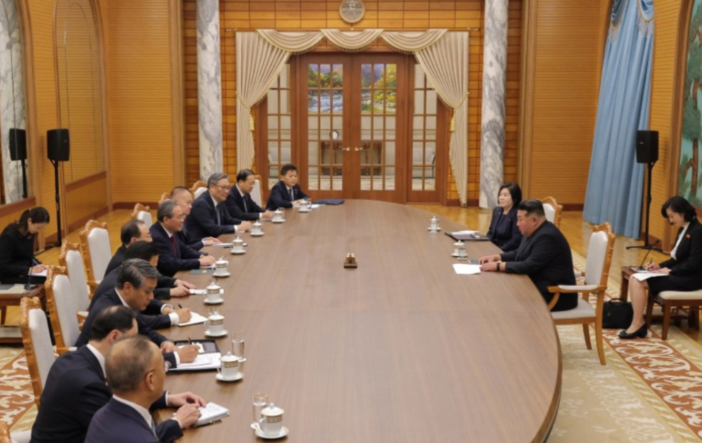 金正恩会见中国、越南、老挝的代表团时候有不同的接待规格。相对来说，金正恩与中国代