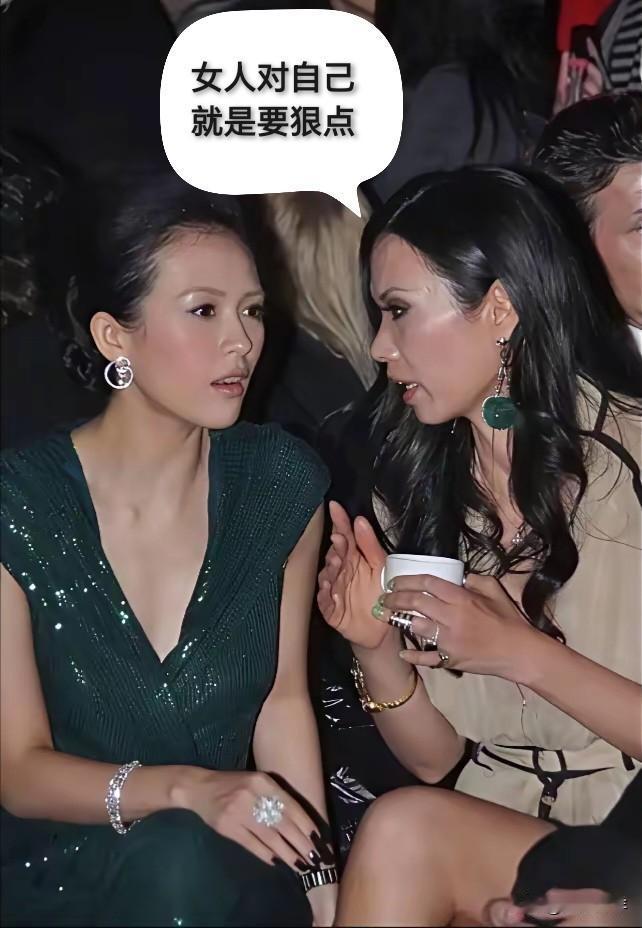女人对自己就是要狠一点！这是早年一场国际晚宴活动的现场抓拍，当时邓文迪