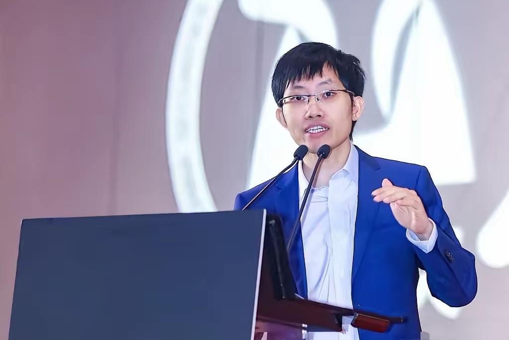 各位，千万别被梁文锋“默默拒绝23次邀请”的假象骗了！有人觉得梁文鋒只是“低