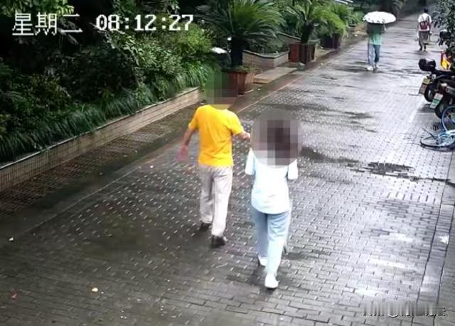 浙江湖州，年轻女生遭遇60岁男上司的猥亵，对方将手伸进女生衣服内触碰其私处，表示
