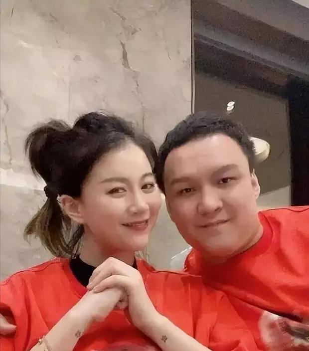 家人们，娱乐圈又爆大瓜！导演车澈和歌手李嘉格居然离婚了。这离婚官宣的时机，真是让