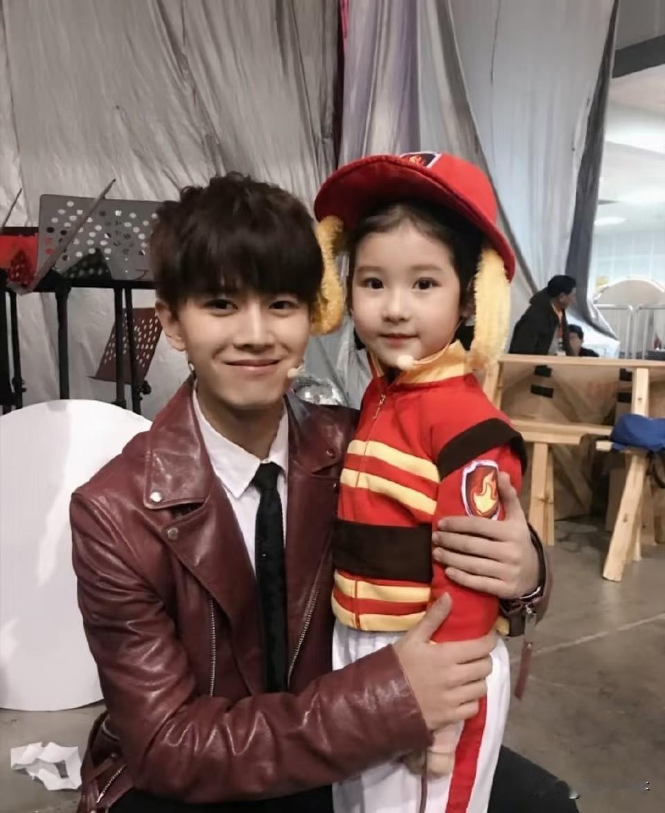 哈哈😃😃😃😃没想到这个小孩也跟任嘉伦合过影，查了一下原来是18年小年夜，