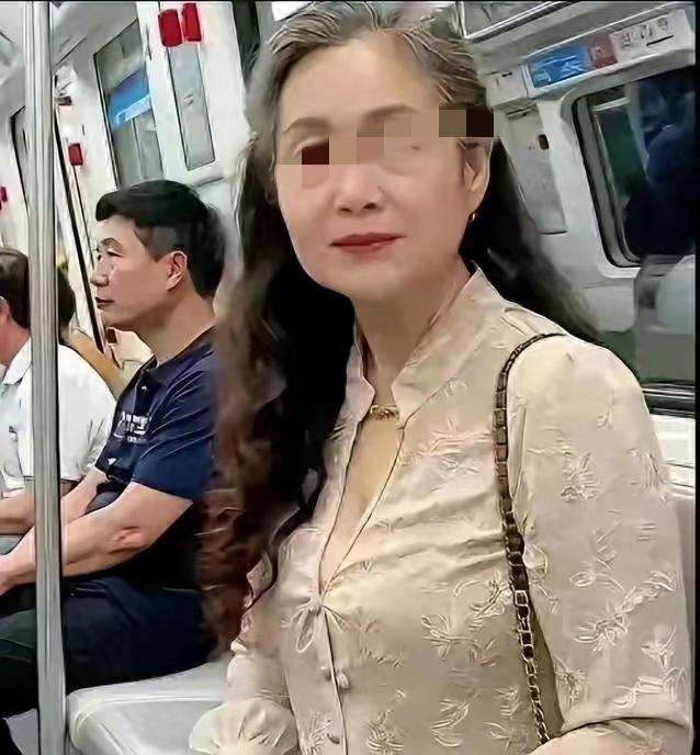 70岁奶奶穿露胸装挤地铁，有人看了脸红，有人骂她为老不尊，可我反倒觉得，这才