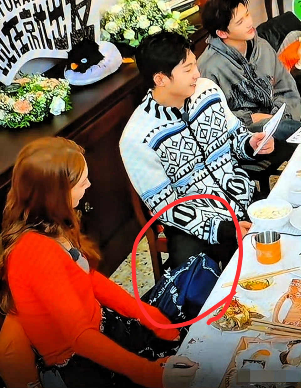 黄景瑜和金晨，你俩赶紧出来澄清啊有细心的网友发现，综艺节目中金晨疑似把腿放到