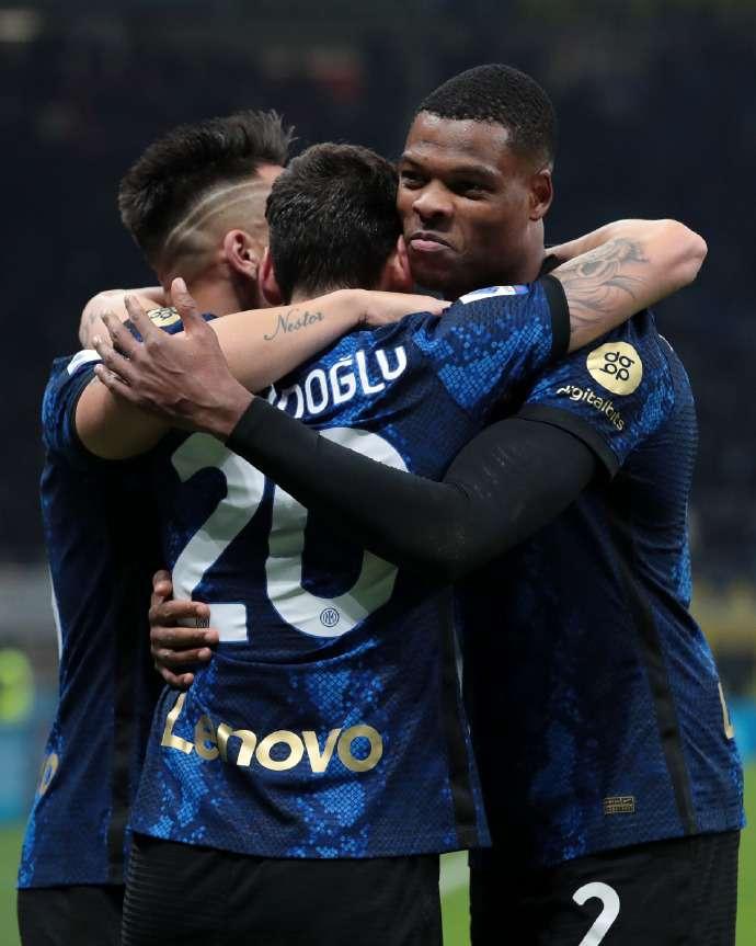 我没有给国米投过钱，不知道有没有给国米捐款的球迷。咱们普通球迷要的是精彩的比赛和