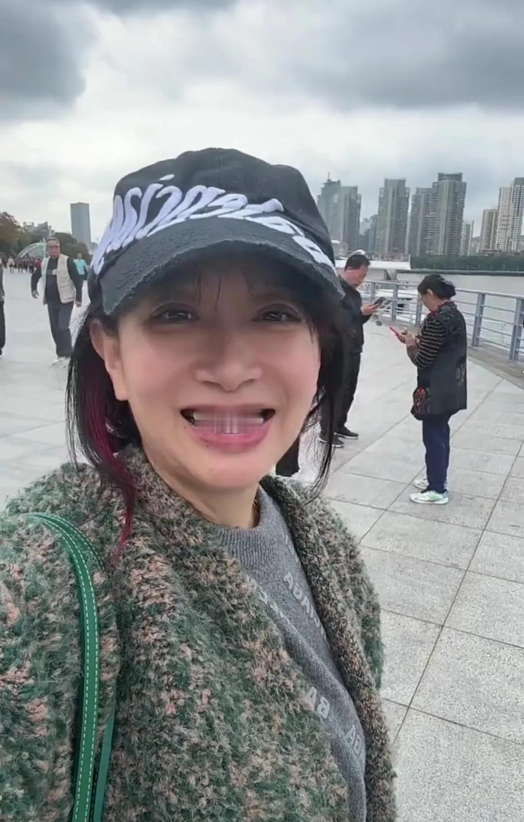 国内知名主持人王芳与父母同游上海，一家三口长的非常像！王芳国内知名的主持人，