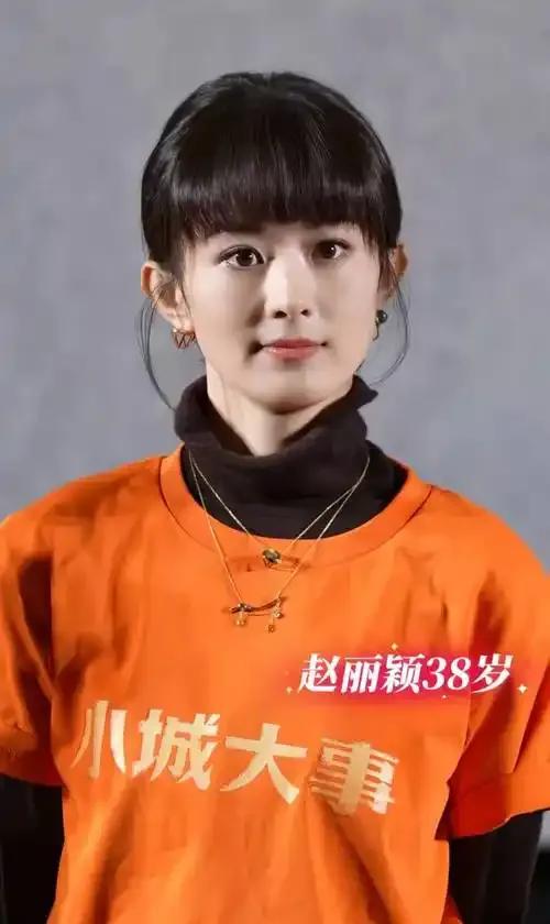 38岁的赵丽颖这次凭实力彻底撕下了所有偏见标签。沉寂半年后她连抛三大喜讯：先是主