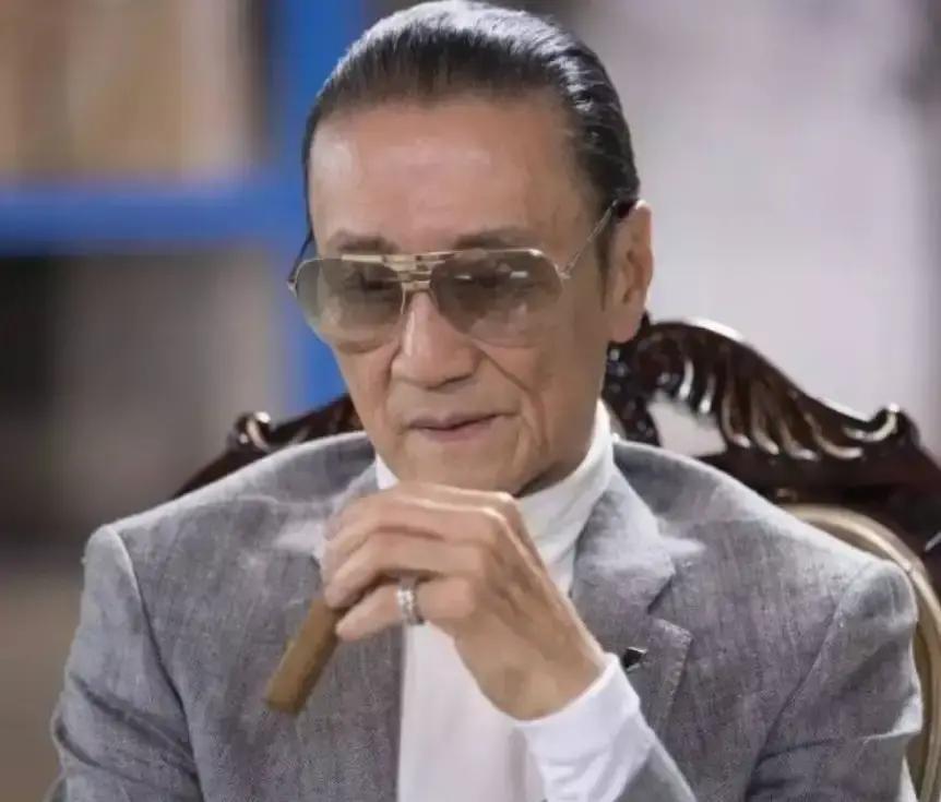 周星驰当年拿着百万片酬去请谢贤演《少林足球》，老爷子一句“不拍”就给打发了。几