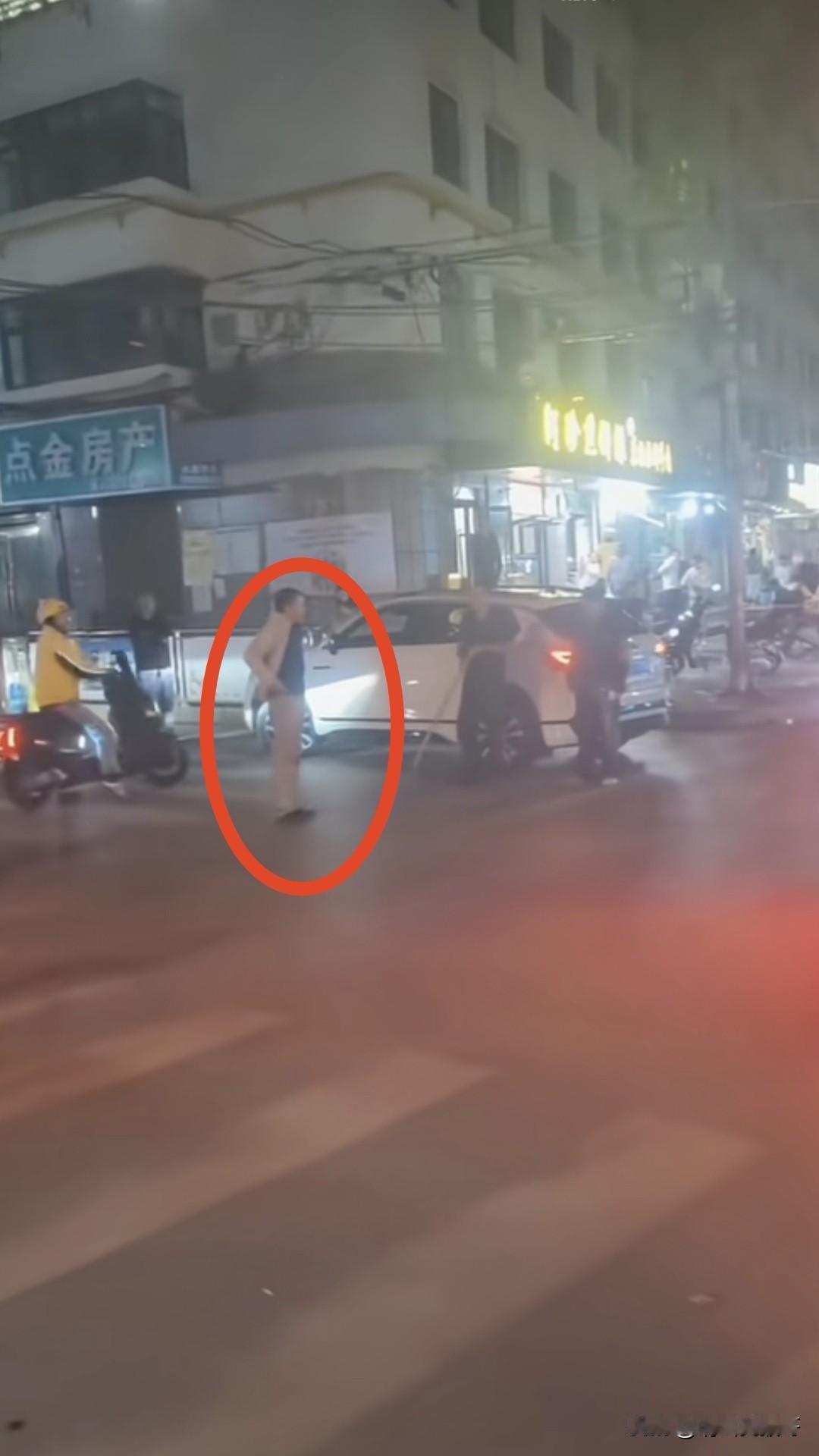 这位见义勇为的外卖小哥太牛了，不仅很勇敢，而是足够机智，看到有人持刀威胁他人，外