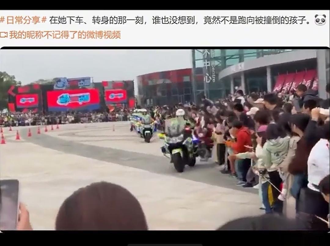 苏州女交警摩托车表演撞伤小孩的事，没大家说的那么夸张。这位女交警当时属于是在做一