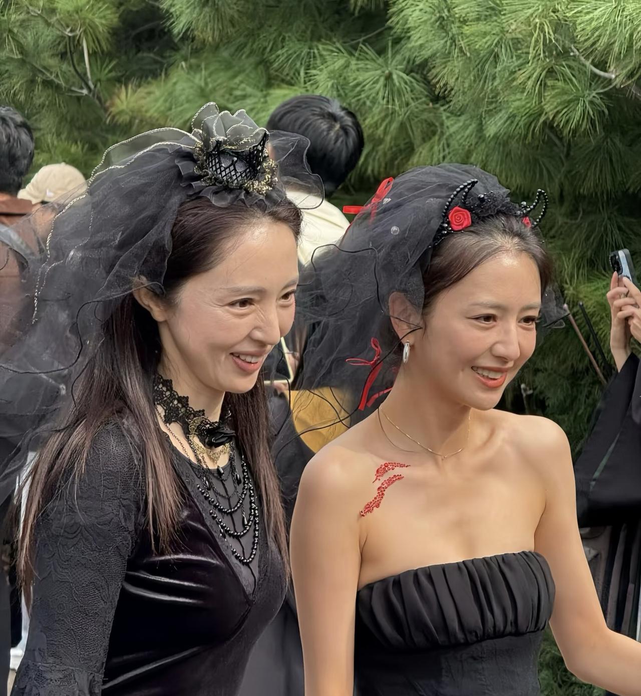 10月6日，董璇和佟丽娅带着各自的孩子到北京环球影城游玩，她们一行人穿衣打扮怪异