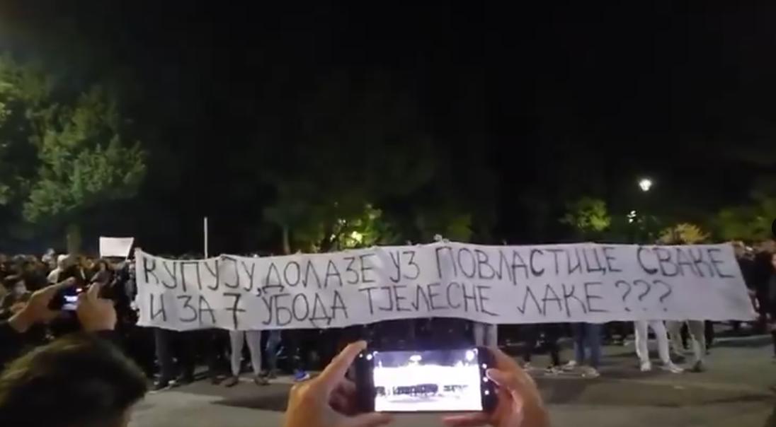 【黑山爆发反土耳其抗议活动】在土耳其和阿塞拜疆公民参与袭击当地居民后,波德戈里察