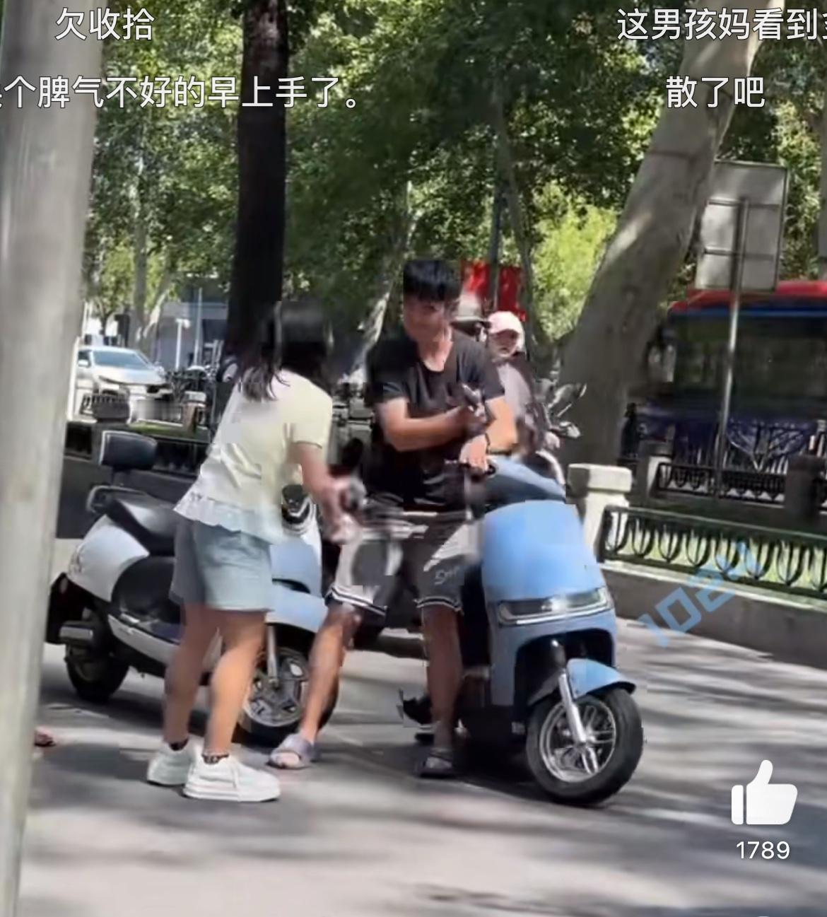 街头闹别扭的小情侣，女滴作起来真是疯狂，狂虐男朋友三部曲。第一步狂掀电瓶车，男朋