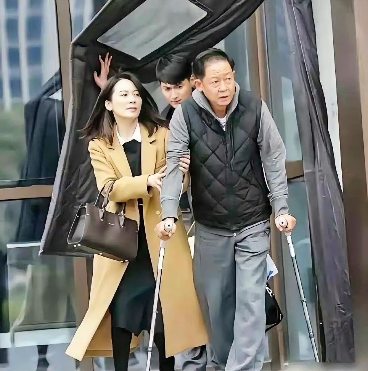 王志文都这样了，身边还是美女不断啊，他是有多大的魅力啊？