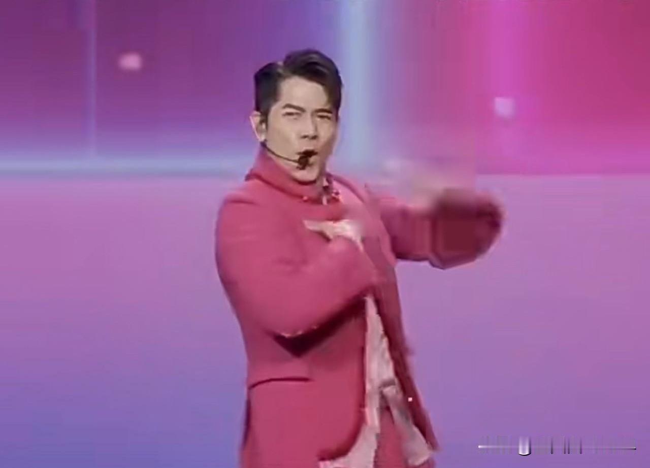 60岁郭富城23年后再登春晚依旧能打，劲歌热舞，与王一博跨代同台炸穿舞台！