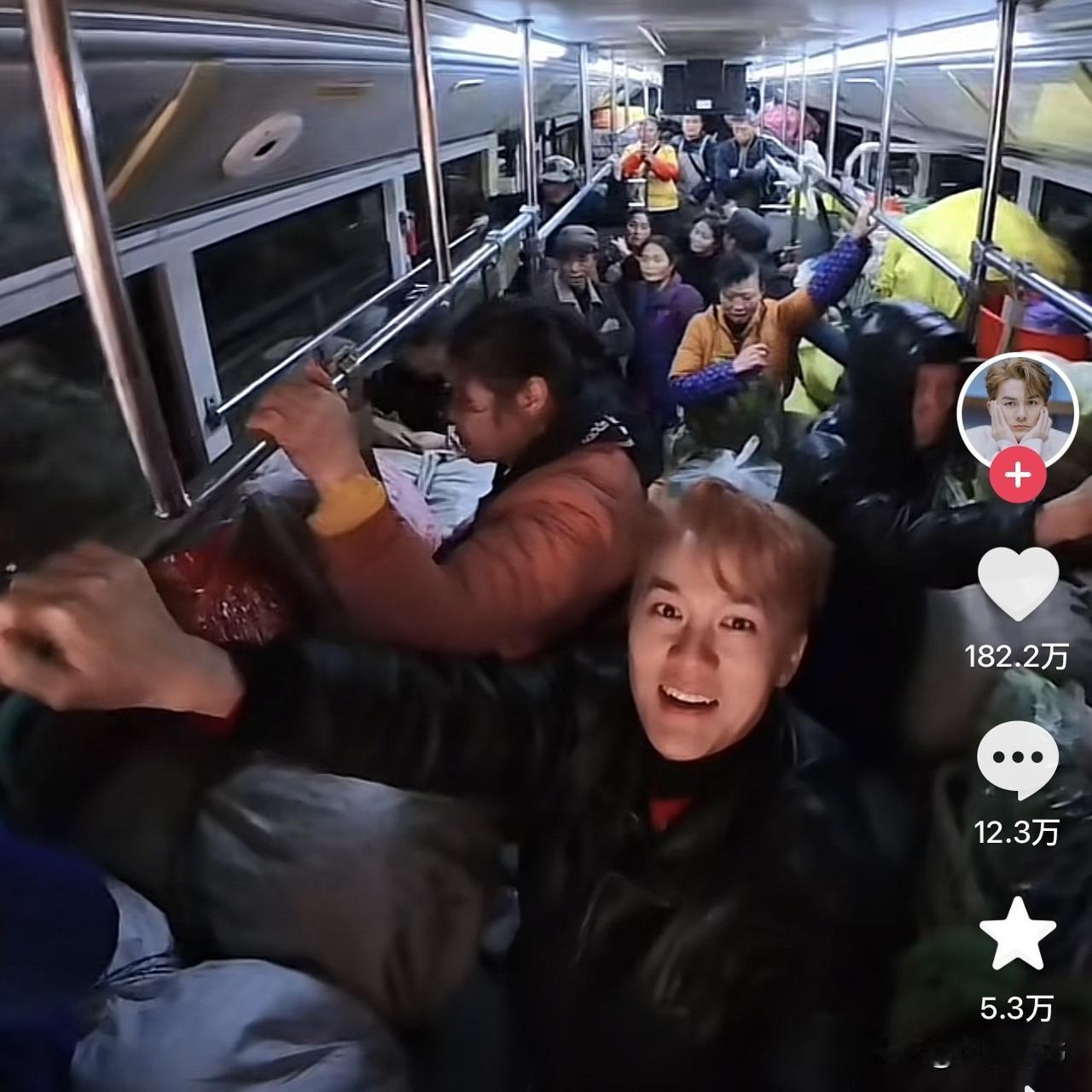 吴克群跟拍贵阳252惠农专线，车上载着当年交公粮那代人，领着不高的养老金，最长的