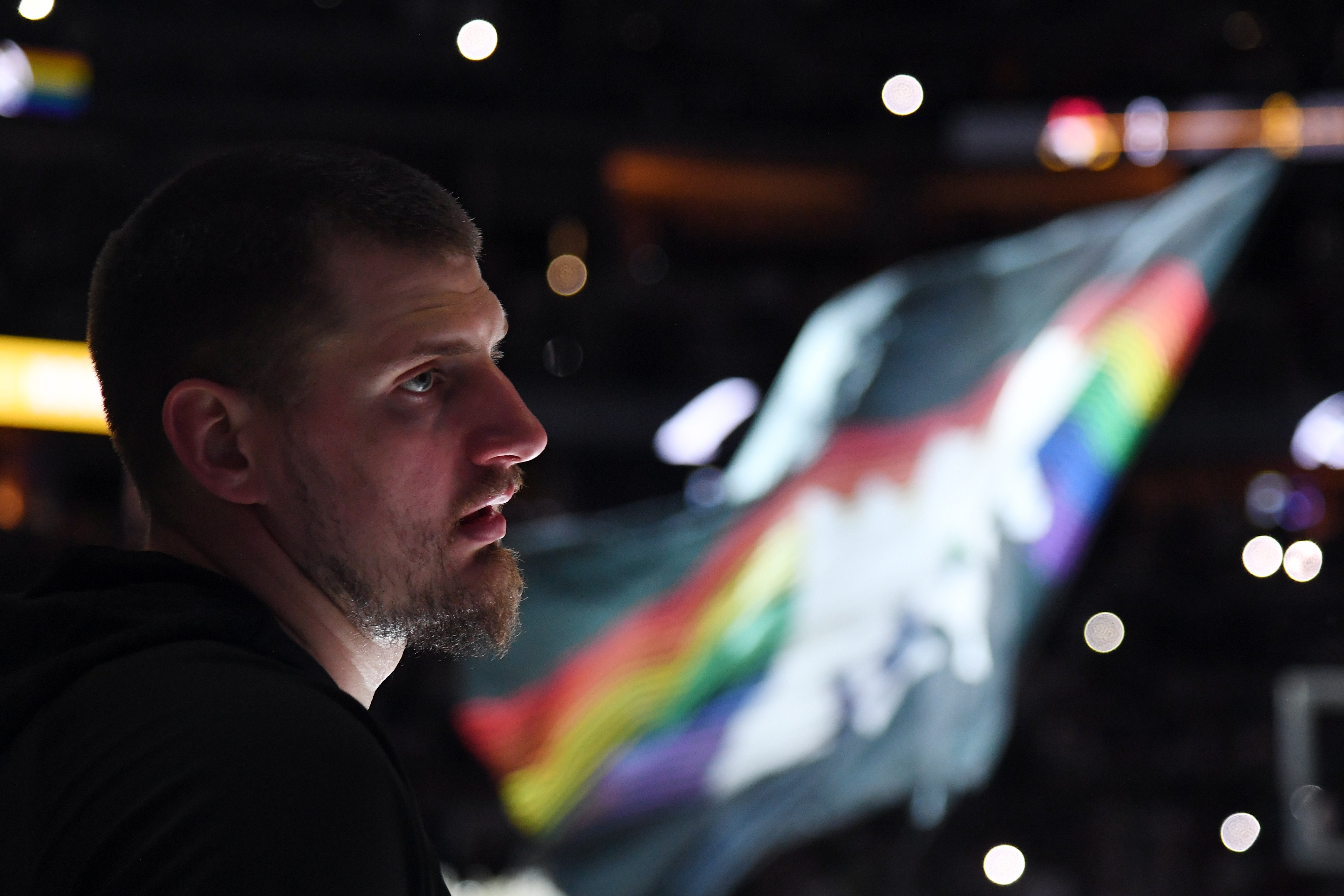 数据媒体StatMuse统计，本赛季约基奇出场27次，场均29.4分12.1篮板