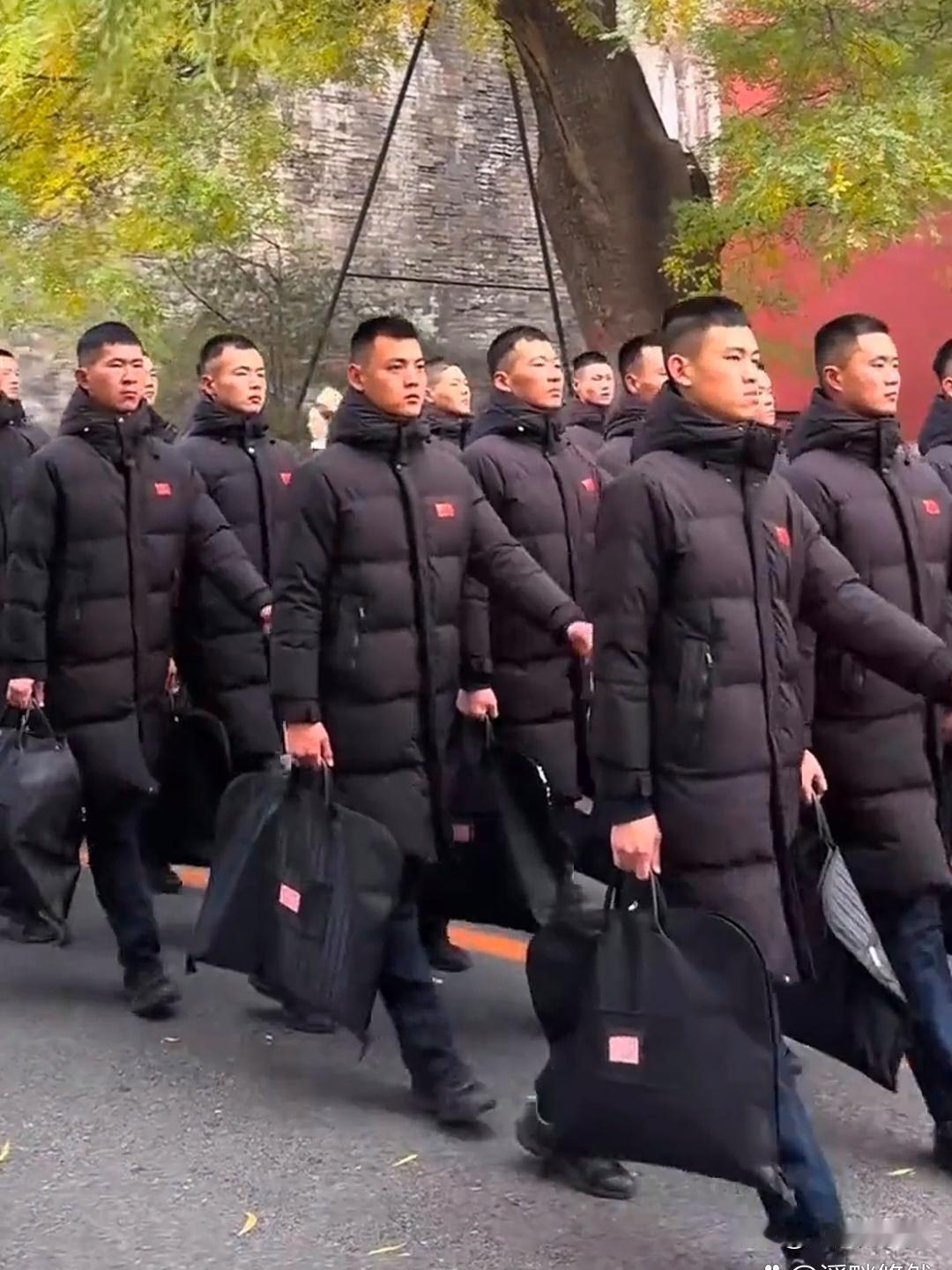 不穿军装也帅爆！中国军人便装亮相，网友：这气场根本挡不住北京故宫的游客最近