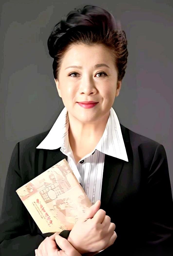 演员杜宁林的前夫，当年离开时，大概以为甩掉的是个累赘。他怎么也想不到，这个女人