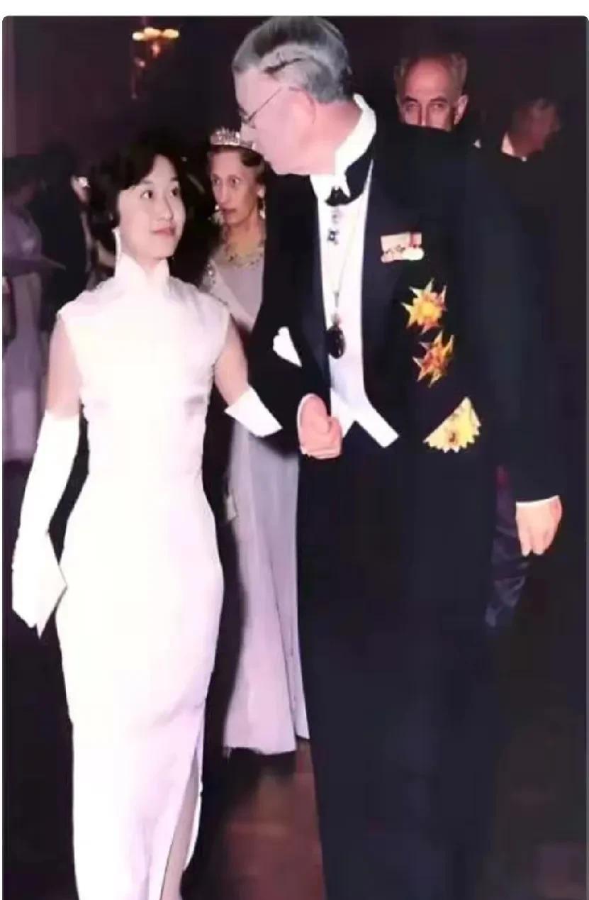 这位身材妙嫚的女子原来就是杨振宁的结发妻子不光出身不一般长相气质更是出众