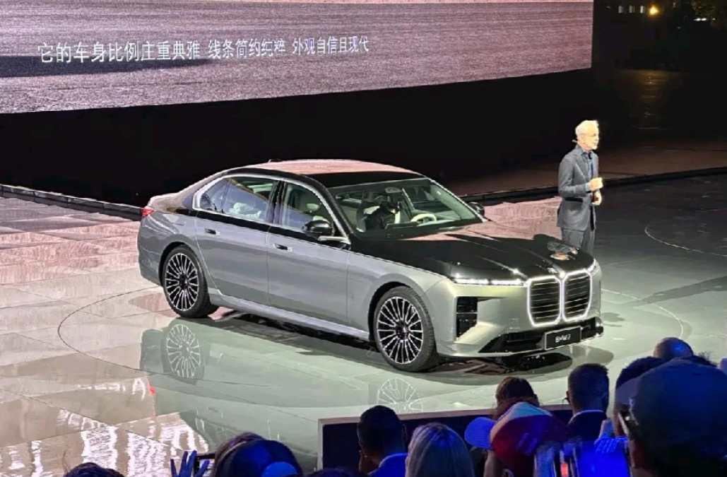 新款宝马7系/i7首发，这可是要和奔驰S级正面刚啊！老款7系尺寸就很霸气，长宽高