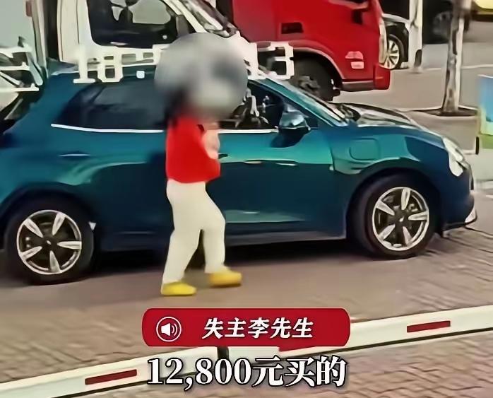 🌛“必须严惩！”河北秦皇岛，一红衣女子在路边买了300元海鲜后佯装扫码付款