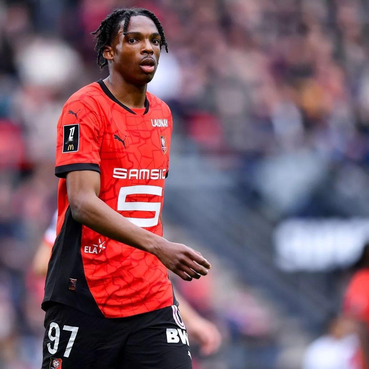 我看了好多报道，发现曼联确实在考察雅凯，但不足以说明曼联会立刻签下他。🔴曼