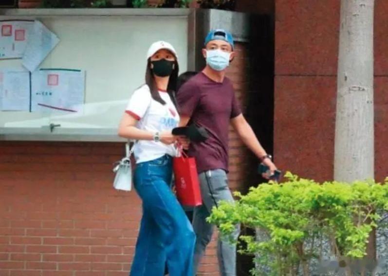 林心如霍建华逛街被偶遇，背爱马仕配白T牛仔裤，低调出门