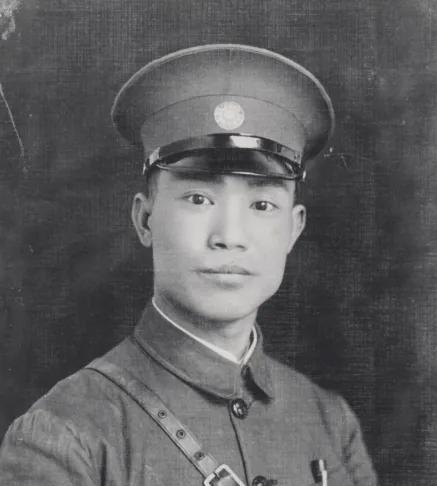 1925年，陈诚正准备休息，但妻子用手刚碰到自己身体，便被他一把推倒在地。吴舜莲