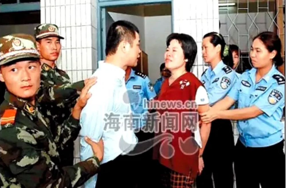 2006年，海口毒贩陈志勇临刑前痛哭忏悔。原为服装店老板的他为牟暴利贩卖1490