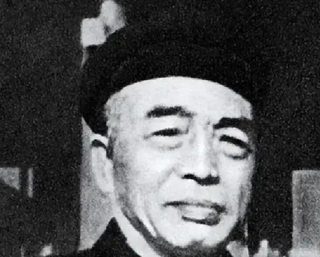 1957年的一次军委会议上，彭德怀当着众人的面，指着刘伯承就发了火：不要忘了，红