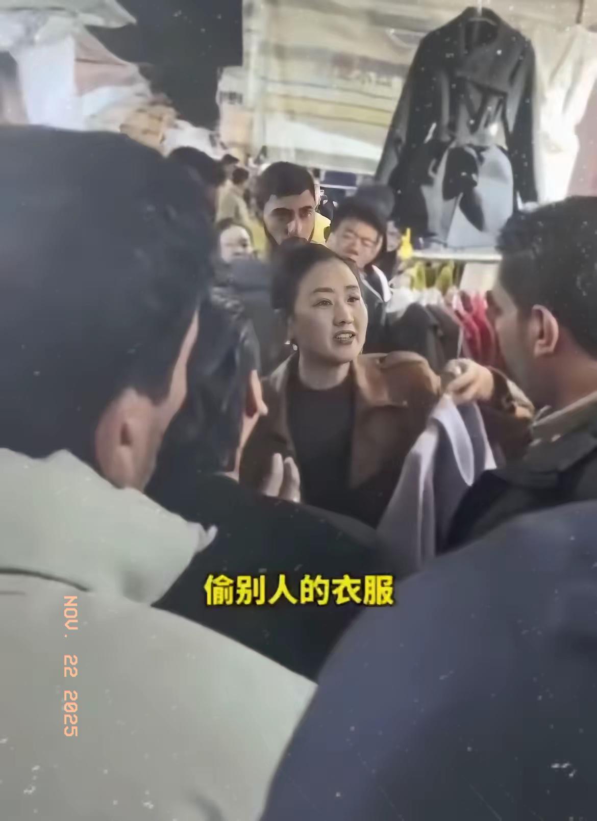 印度游客组团在义乌偷衣服后迅速把店主围住，11月21日，义乌服装店老板发现几名印