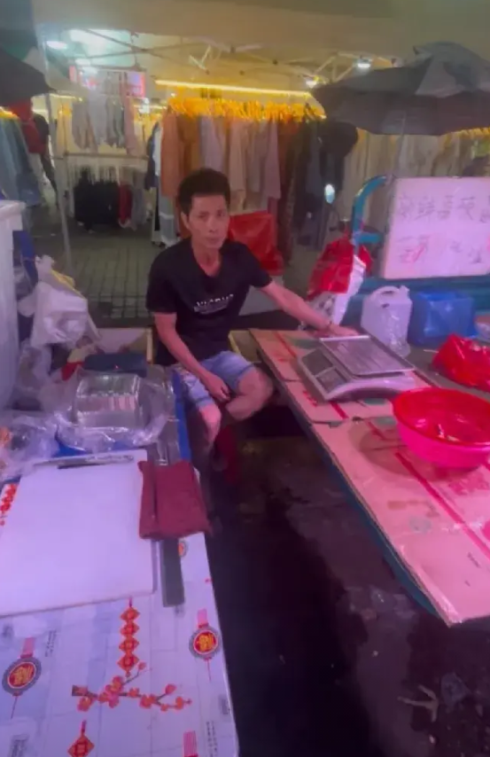 广州龙归地铁站出现最新水果骗局近日有一个姑娘下了班，出了龙归地铁站，看见有门市