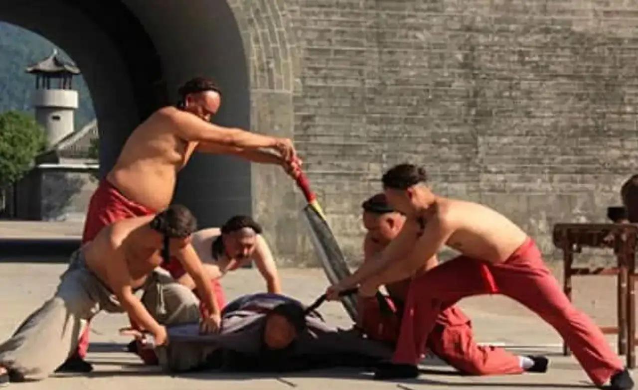 公元前207年，张苍因为运粮失误被刘邦判了腰斩。当他被扒掉衣服，准备行刑的时候。