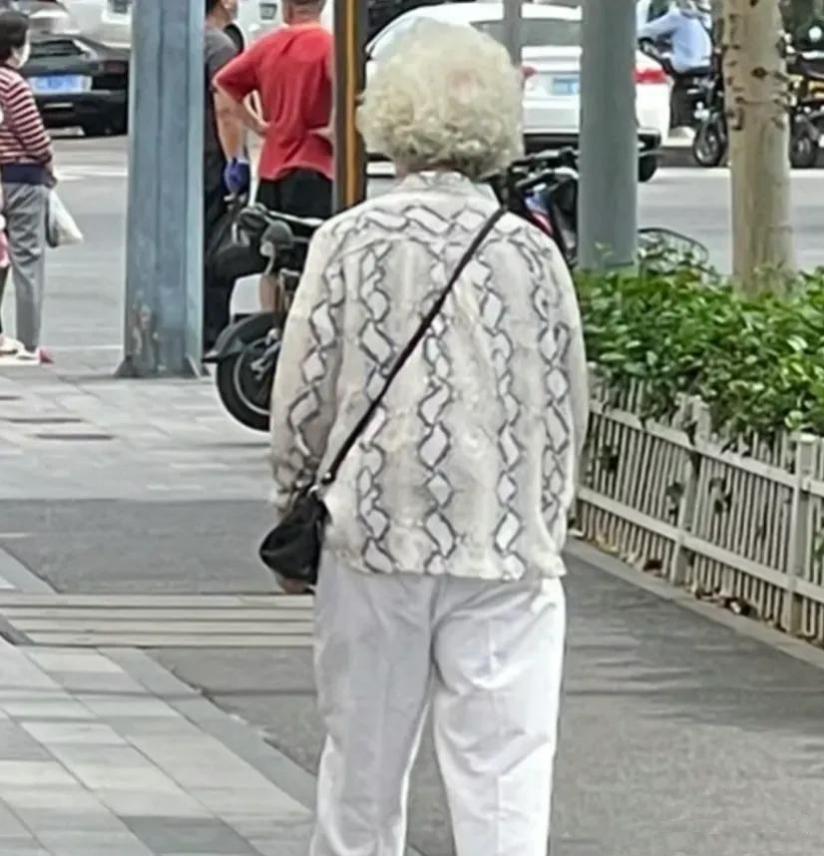 去早市逛一圈，只要你留心数一数，十个老太太里，至少有九个胸前都斜勒着一根带子。不