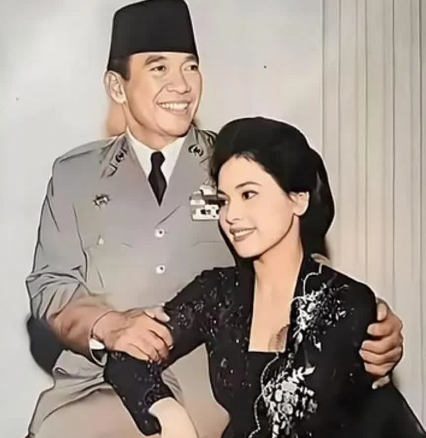 1959年58岁的印尼总统苏加诺访问日本，日方投其所好安排了19岁的艺伎七保子为