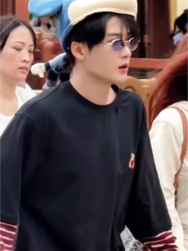 都有谁在迪士尼啊！！！羡慕在迪士尼偶遇檀健次老师的！好清爽好男大好松弛好帅气檀