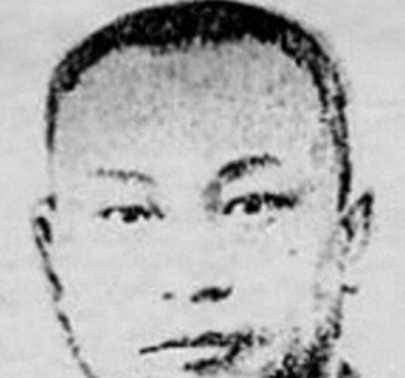 1927年4月12日，周恩来被捕。这时，监狱进来一位高官，他让周恩来换上国军衣服