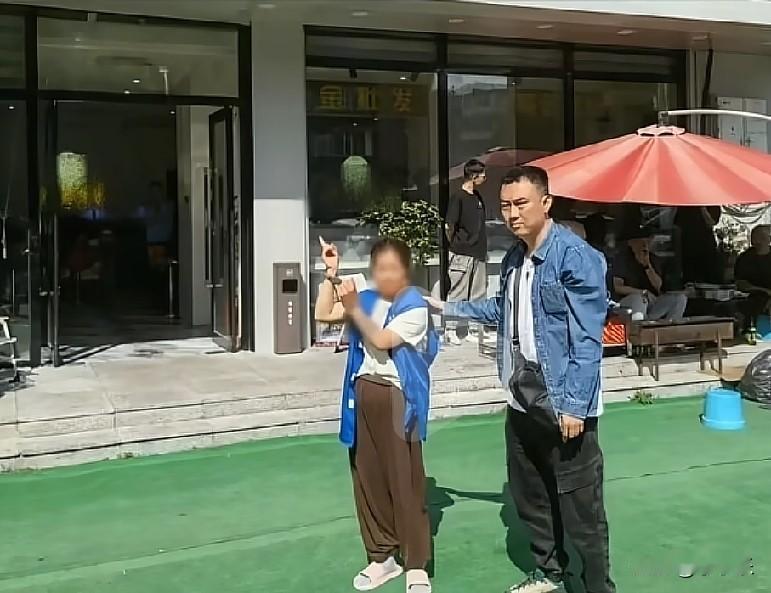 近日，沈阳一名业主请了一对母子保洁上门打扫，保洁上门时，业主反复交代:“里屋不要