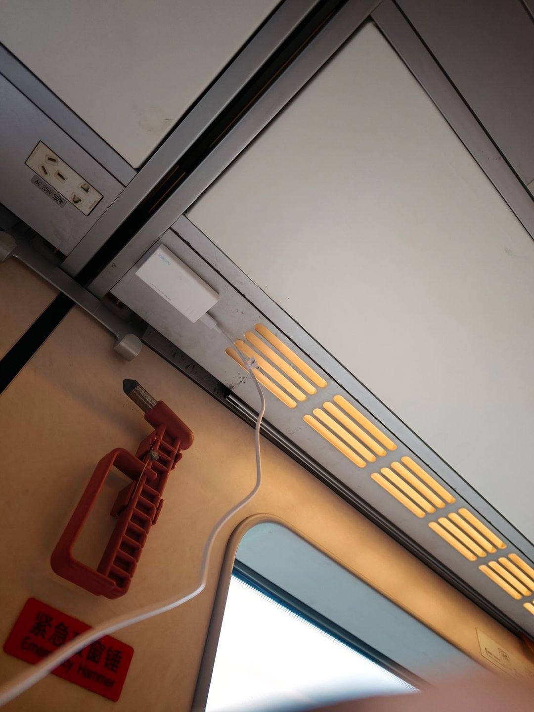 酷态科好文明啊，高铁上有这种头顶青天的插座，我所有的高功率充电头都扛不住会掉下来