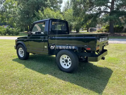铃木小皮卡~~~这是1982年在饿迈瑞啃上的牌，59马力的1.0汽油引擎，手动变