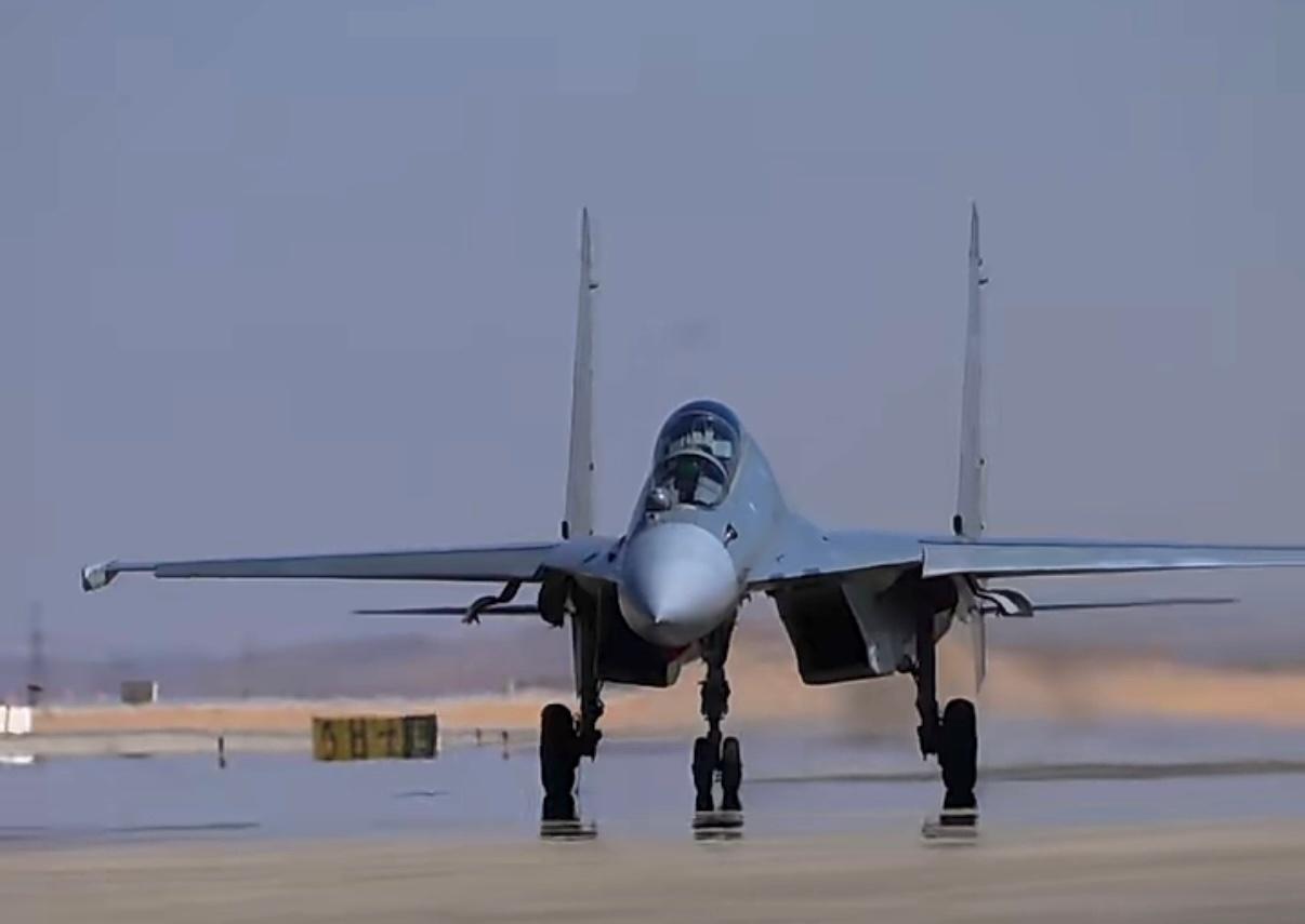 中埃空军演练首日，歼-16大战阵风！央视新闻在2026年8月24日，中埃空军“文